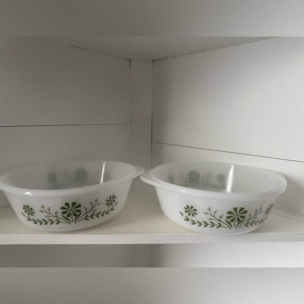 EUC TWO Vintage Glasbake 2 Quart Casserole Dishes Jennette Green Daisy Flowers